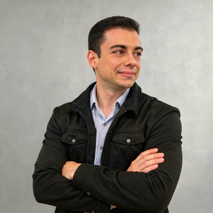 Gustavo Mena Barreto, nutricionista e psicólogo, de braços cruzados e sorrindo
